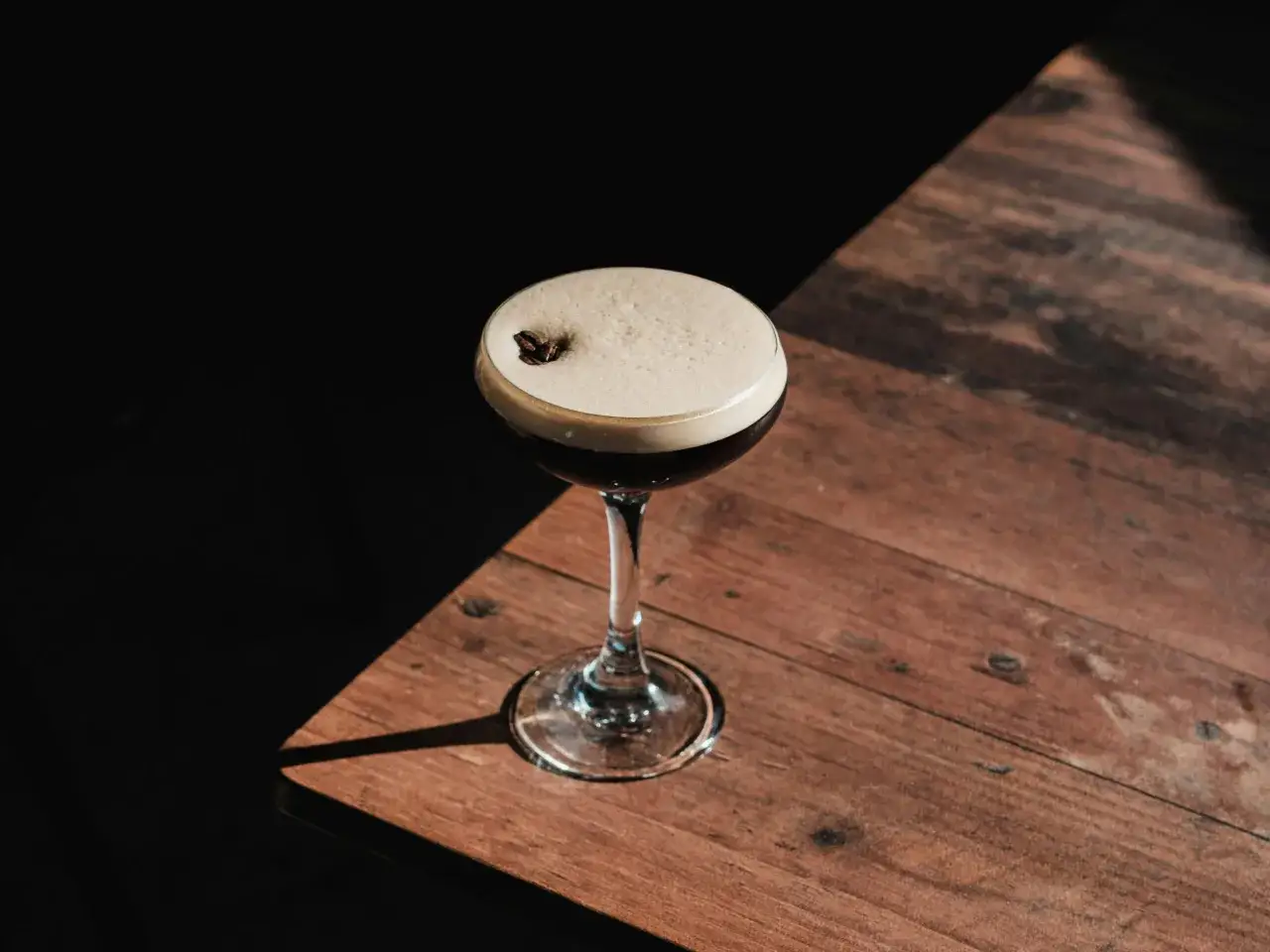 Elegancki Espresso Martini z pianką i ziarnem kawy. Idealny przepis na ten klasyczny drink.