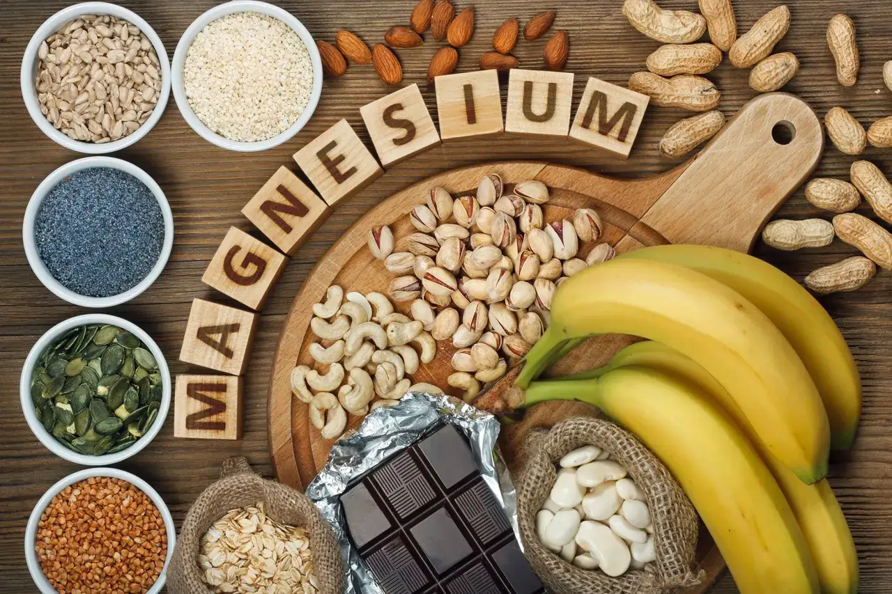 Magnez na co pomaga? Zobacz, jak wiele pysznych produktów, jak orzechy, nasiona, banany i czekolada, dostarcza magnezu.
