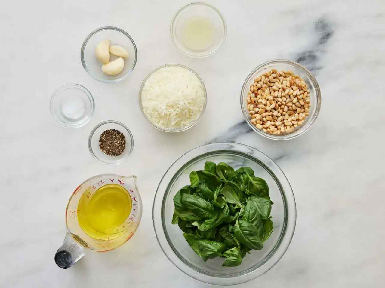 Składniki na pesto: świeża bazylia, orzeszki piniowe, czosnek, parmezan, oliwa, cytryna, sól i pieprz. Czy pesto jest zdrowe? Tak, dzięki tym składnikom!