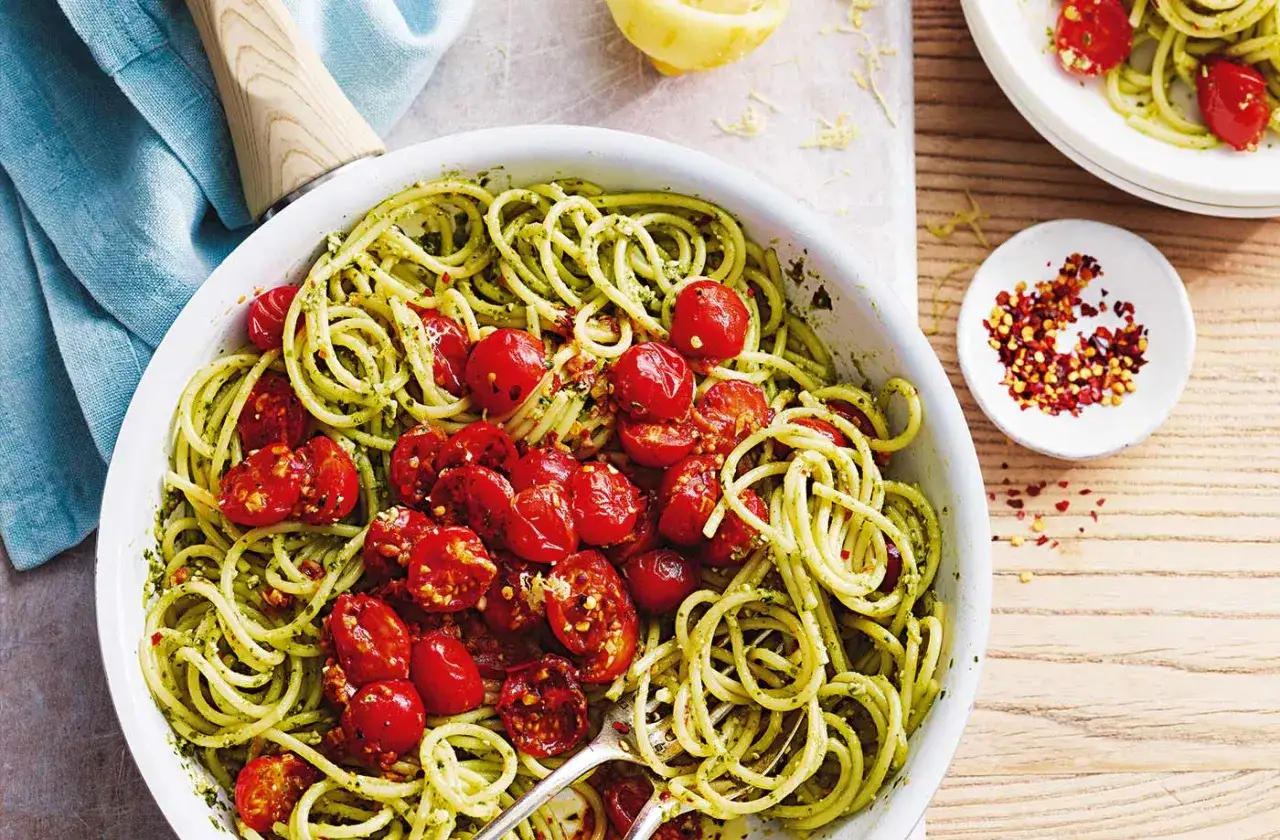 Makaron z pesto ze słoika, z pomidorkami koktajlowymi i płatkami chili. Szybkie i pyszne danie.