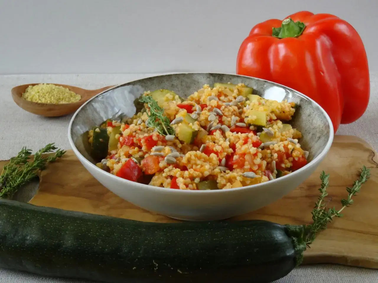 Kuskus z warzywami, papryką i cukinią, idealny na dietę planetarną.