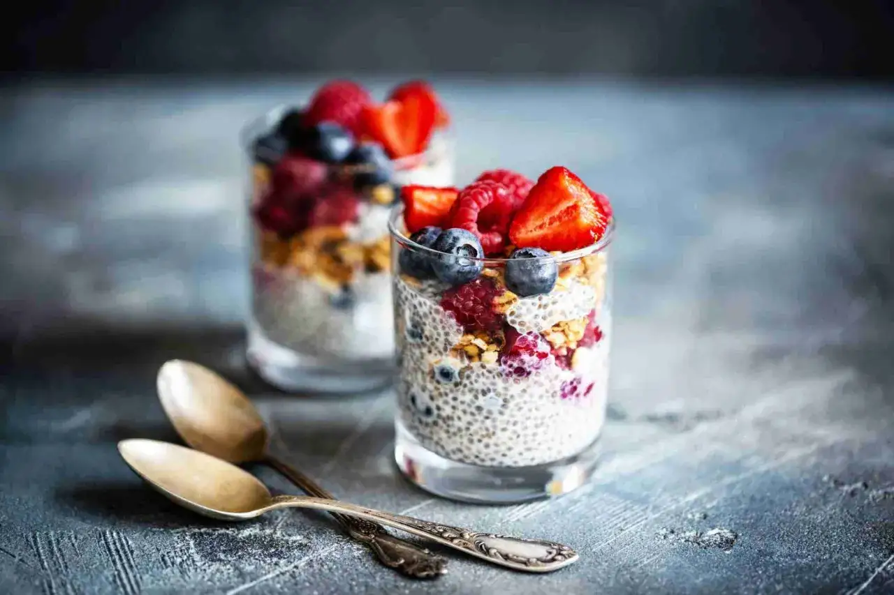 Pudding chia z owocami leśnymi i granolą. Idealny na śniadanie, zastanawiasz się ile nasion chia dziennie?