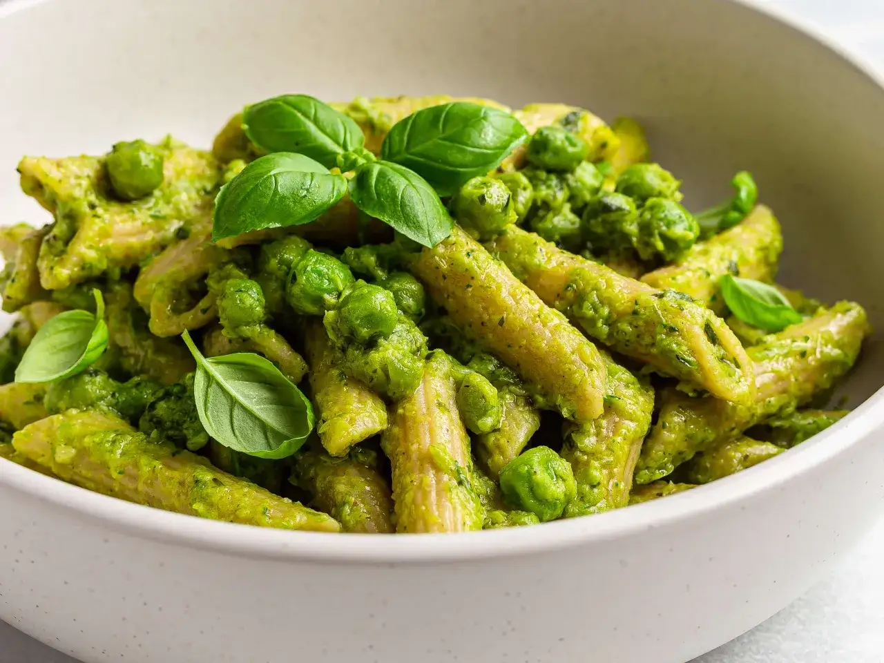 Makaron penne z zielonym pesto, groszkiem i listkami bazylii. Czy makaron jest lekkostrawny? Ten wygląda apetycznie i świeżo!