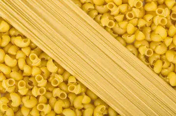 Gładkie spaghetti i zakręcone kolanka. Czy makaron jest lekkostrawny? Zależy od rodzaju i sposobu przygotowania.