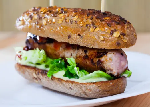 Domowy hot dog w zdrowszej wersji. Co dodać, a czego unikać?