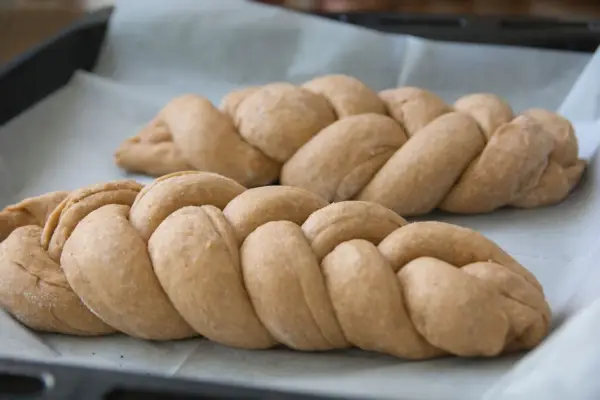 Ile kalorii ma chałka - Sprawdź kcal i jak mądrze włączyć ją do diety