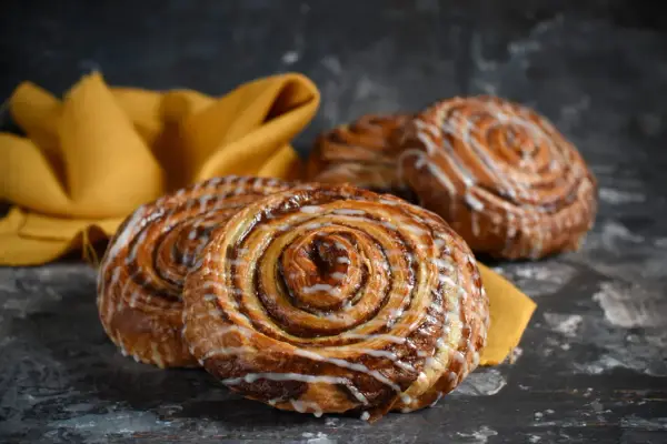 Cynamonka kcal - Ile kalorii ma jedna bułka i co podbija wynik?