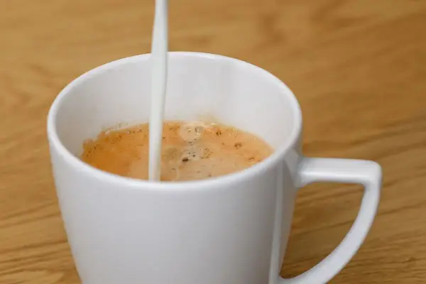 Kawa z mlekiem kalorie - Sprawdź, co najbardziej podbija wynik