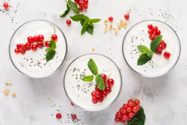 Ile kalorii ma jogurt naturalny - Jak go mądrze liczyć i wybierać?