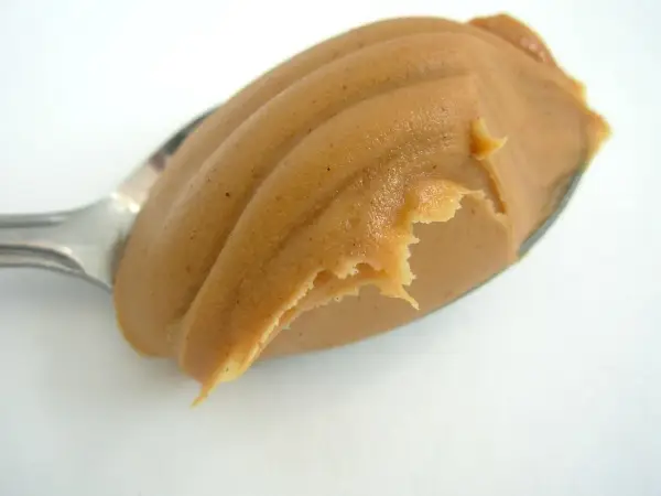 Ile kcal ma masło orzechowe - Ile kalorii ma łyżka i 100 g?