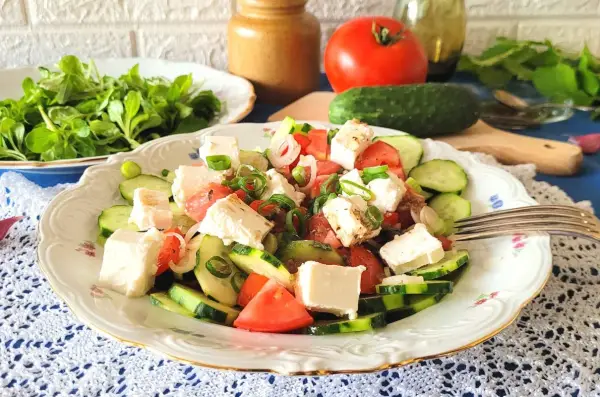 Sałatka z serem feta, pomidorem i ogórkiem - Przepis na idealny smak