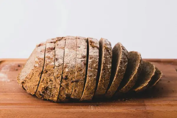 Chleb żytni kcal - ile kalorii ma kromka i jak ją liczyć?