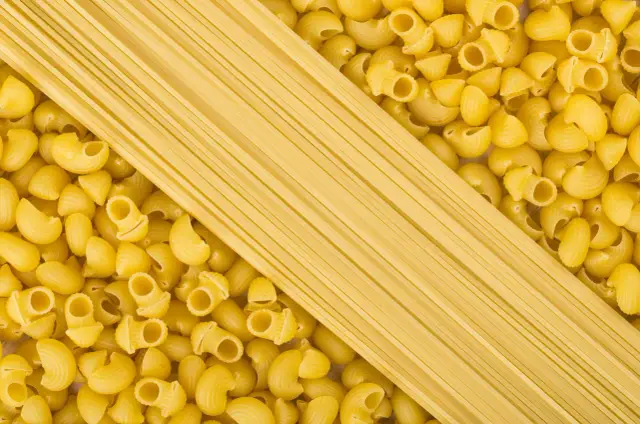 Gładkie spaghetti i zakręcone kolanka. Czy makaron jest lekkostrawny? Zależy od rodzaju i sposobu przygotowania.